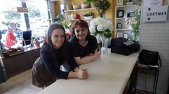 Merchy Román (dcha.) y Alba González en el actual local de la floristería Florymar.
