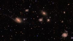 magen de DECam de un campo en la constelaci�n austral de Lepus que muestra estrellas de la V�a L�ctea (peque�os puntos de colores) y un grupo de galaxias (los objetos difusos de mayor tama�o) situado a unos 300 millones de a�os luz.