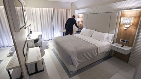 Habitación de un hotel gallego en una foto de archivo