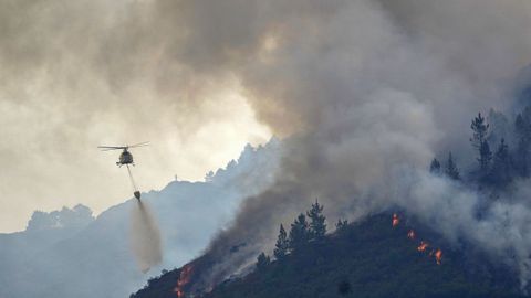 Un helicptero en labores de extincin del incendio que afecta a los alrededores de San Antoln de Ibias