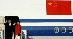 Xi y su esposa, en el avi�n de vuelta a Pek�n. 