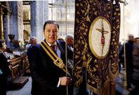<span lang= es-es >El presidente vive el Corpus con fervor</span>. Porque la ayuda divina tampoco viene mal, pens� un Alejandro Est�vez al que los fieles ourensanos reconocieron ayer portando un estandarte.