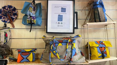 Algunos de los dise�os que venden en Kulooroo, donde reutilizan tejidos como el vaquero o sacos de caf�.