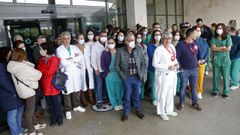 Concentracin de profesionales en la entrada principal del hospital de Barbanza.