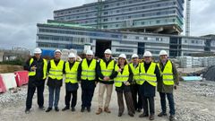 Delegacin del Hospital Clnic de Barcelona, este mircoles, en su visita a las obras de construccin del nuevo hospital pblico de Pontevedra