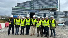Delegaci�n del Hospital Cl�nic de Barcelona, este mi�rcoles, en su visita a las obras de construcci�n del nuevo hospital p�blico de Pontevedra