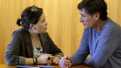 La consejera de Hacienda, Dolores Carcedo (i), y el diputado de Podemos, Enrique L�pez (d), conversan durante el pleno de hoy de la Junta General del Principado