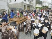 Los pasos recrean a escala los que sacan los adultos. 