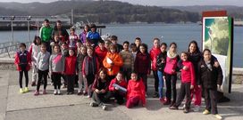 Los j�venes artistas posaron al final en el muelle celeirense.