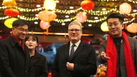 El primer ministro brit�nico, Keir Starmer, visita los jardines Yuyuan, en Shangh�i, durante su viaje oficial a China