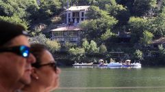 Embarcaciones y turistas en uno de los pantalanes ya existentes en el pueblo de Pincelo (Chantada)