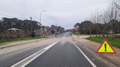 La duna crea un lombo en la carretera en Major, Sanxenxo