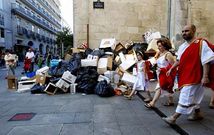 Imagen tomada durante el pasado Arde Lucus, en el que los romanos compart�an protagonismo en las calles con las basuras. 