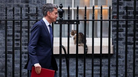 El ministro de Exteriores brit�nico, Ed Miliband, a su llegada este martes a Downing Street