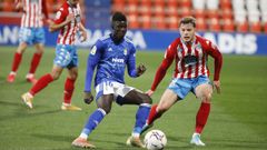 Obeng, ante Alende, durante el Lugo-Real Oviedo