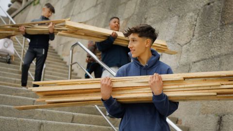 Chavales con madera en Riazor