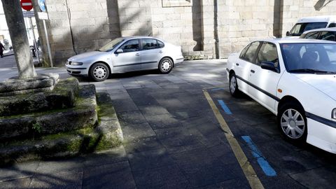 Azul y amarilla: Por norma general de 7 a 12 y de 14.30 a 18 horas son plazas para carga y descarga; mientras que entre las 12 y 14 y de 18 a 20.30 horas es zona ORA