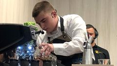 Carlos Rodr�guez sirviendo uno de los preparados con los que compiti� en el campeonato internacional celebrado en Foz
