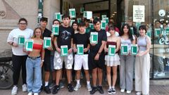 Alumnos de la autoescuela Ecovial posan con la L a las puertas del centro en el que se preparan para sacarse el carn de conducir