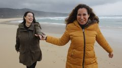 En la imagen, a la derecha, Silvia P�rez Trejo, autora del best-seller �Academia de mujeres�, que ser� adaptado para serie de televisi�n por la guionista ferrolana Alicia Freire (a la izquierda)
