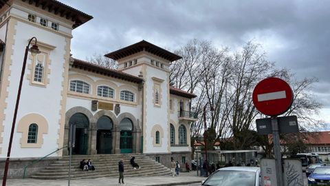 Edificio de Correos, junto al Cant�n de Ferrol.