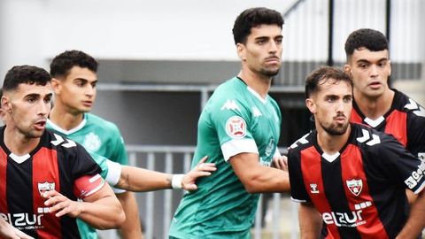 Gorka, del Arenteiro, entre varios jugadores del Arenas de Getxo.