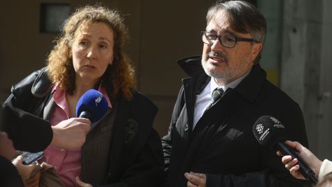 La abogada del padre de los menores, Elena Gonz�lez Mart�nez (i), y el abogado de la madre de los menores, Javier Guillermo Pereira (d), a su salida de la Audiencia de Oviedo