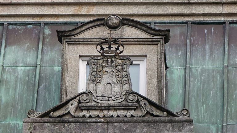 Escudo de Vigo, del siglo XIX, en la parte superior de la fachada de la Casa Galega da Cultura