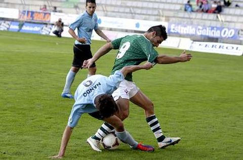 Nando pugna con un rival en el partido de ayer.