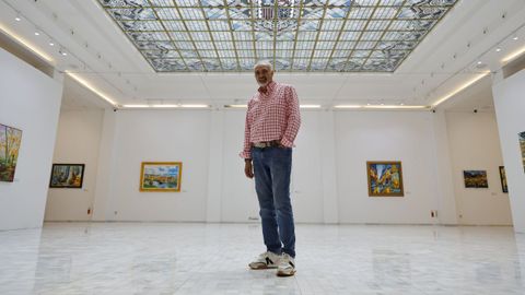 Antonio Carrera, en la sala Valente, donde expone sus obras hasta el próximo día 15 de junio.
