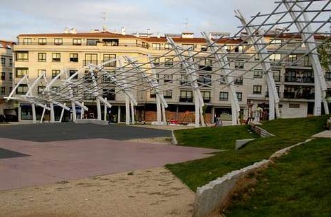 La plaza Rai�a Aragonta tiene 8.500 metros cuadrados y forma parte de una urbanizaci�n.
