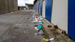 Restos de basura tras un botell�n nocturno en el puerto de Portonovo