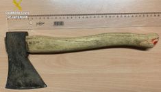 La Guardia Civil de Carral encontr� el hacha escondida bajo un cart�n en el coche del detenido