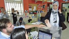 La candidata del Movimiento por la Dignidad y la Ciudadan&iacute;a, F&aacute;tima Hamed, ha depositado su voto en las urnas de un colegio electoral de Ceuta.
