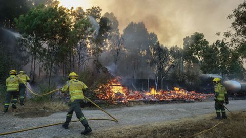 Tareas de extinción este domingo en la ciudad portuguesa de Trancoso.