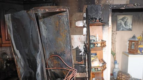 La nevera por la que se propag� el incendio en el edificio.