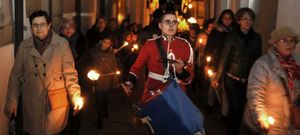 Cientos de viveirenses acompa�aron con velas a la Virgen de la Soledad pasadas la medianoche del Viernes Santo. 