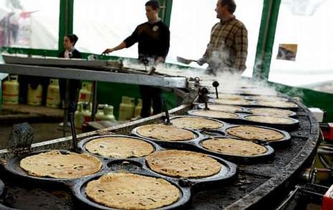 La máquina industrial de elaborar filloas puede producir miles de unidades por hora.