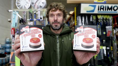 David, de Autorecambios Tambre, muestra dos modelos de balizas v16 homologadas.