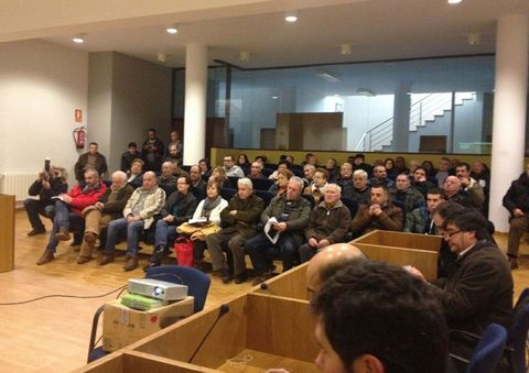 A la reuni�n de ayer asisti� un centenar de personas. 