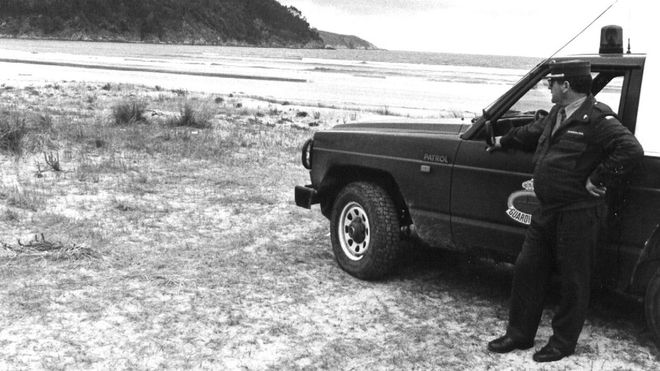 La Guardia Civil vigilando esas playas en 1991 ante la aparici&oacute;n de fardos.