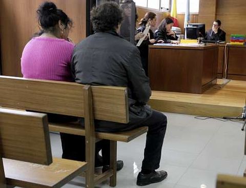 El fiscal acusa a los padres -en la foto, durante el juicio de ayer- de abandono de familia.