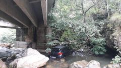 El vehículo que cayó desde ocho metros al río en Proaza