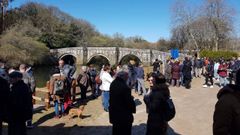 El puente de Brandomil, al fondo, en una imagen tomada durante la presentaci�n de la gu�a: �Cami�o de Santiago a Mux�a, por Brandomil�, de Manuel Vilar