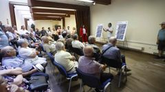 El edil Ram�n Cabarcos, de pie, dando explicaciones en la reuni�n
