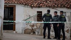 Efectivos de la UCO custodian la casa donde viv�a el detenido por la muerte de Laura Luelmo