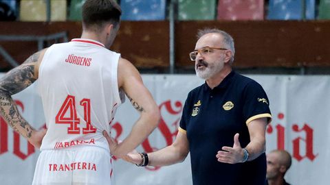 Moncho L�pez le da indicaciones a Carlos Jurgens