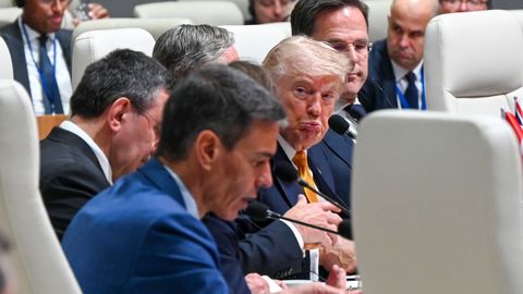 Pedro S�nchez, en primer plano, y Donald Trump, al fondo, durante la cumbre de la OTAN en Ankara