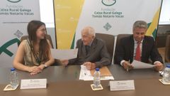 Tomás Notario (en el centro), este jueves, en un acto de la Fundación Caixa Rural Galega Tomás Notario Vacas
