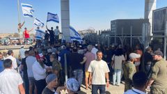 Manifestantes ondean banderas israeles frente al centro de detencin de Sde Teiman, en el sur de Israel.